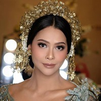 Dekorasi pernikahan didominasi nuansa emas dengan rangkaian bunga mawar warna beige dan oranye, kreasi Rumah Kampung Decor. Foto: Instagram/@hepidavid, @aldiphoto, @mozawahyu