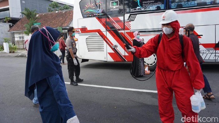 Pengunjung hajatan di Banyumas disemprot disinfektan