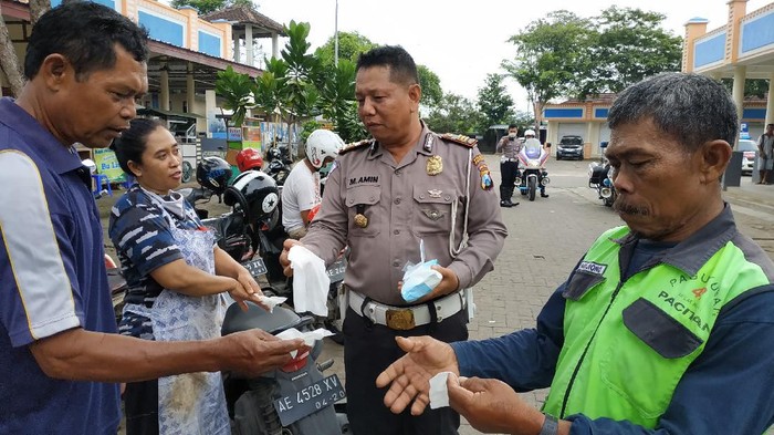 Polisi Pacitan Ajak Cuci Tangan Pengunjung Pasar Cegah Corona