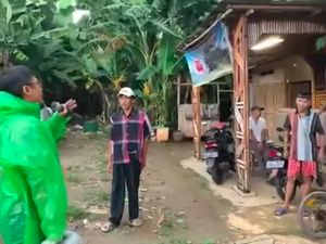 Pakai Jas Hujan, Aa Gym Imbau Warga untuk Social Distancing