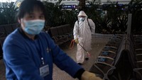Meski jumlah kasus baru terkait virus Corona telah mencapai zero atau nol kasus, upaya pencegahan COVID-19 masih terus dilakukan. Salah satunya dengan melakukan penyemprotan disinfektan di sejumlah area publik. Pasalnya wilayah China daratan kini masih berjibaku melawan virus Corona dari kasus impor. Kasus impor merujuk pada kasus-kasus virus Corona yang muncul dari orang-orang yang baru datang dari luar negeri.  Stringer/Getty Images.