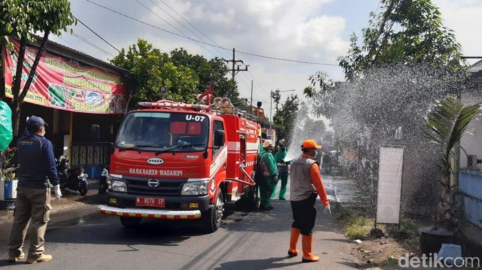 penyemprotan disinfektan dengan damkar
