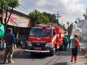 Damkar Semprot Disinfektan Kawasan Rumah Positif Corona di Malang