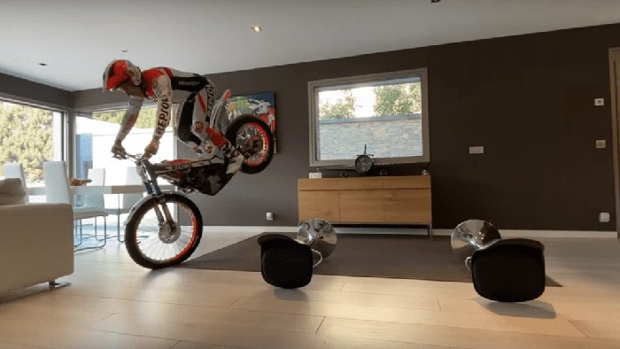 Pebalap motor trial trabasan di dalam rumah