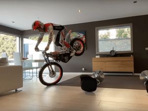 Negaranya Lockdown, Pebalap Ini Main Motor Trail di Dalam Rumah