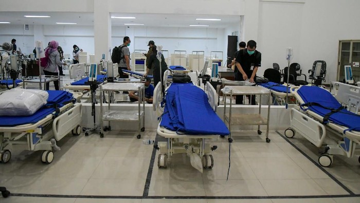 Petugas mempersiapkan alat medis di RS Darurat Covid-19, kompleks Wisma Atlet di Kemayoran, Jakarta, Minggu (22/3/2020). Pemerintah menyiapkan 2.500 kamar tidur di tower enam dan tujuh Wisma Atlet yang digunakan sebagai RS Darurat Covid-19 untuk penanganan pasien Covid-19. ANTARA FOTO/Galih Pradipta/foc.