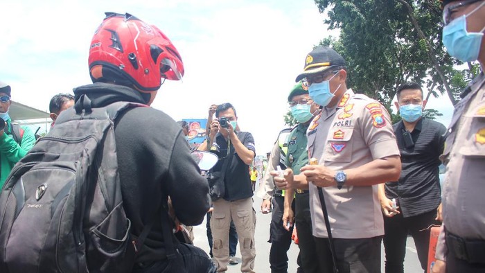 polresta sidoarjo bagi-bagi masker dan hand sanitizer