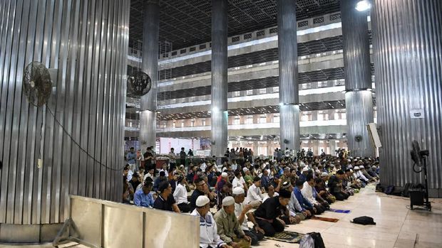 Foto Zuhur berjemaah di Istiqlal pada 20 Maret 2020 yang diambil Kantor Berita Antara menunjukkan keramaian yang sama.