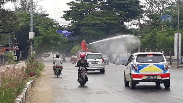 Penyemprotan disinfektan di sejumlah ruas jalanan Kendari (Dok. Istimewa)