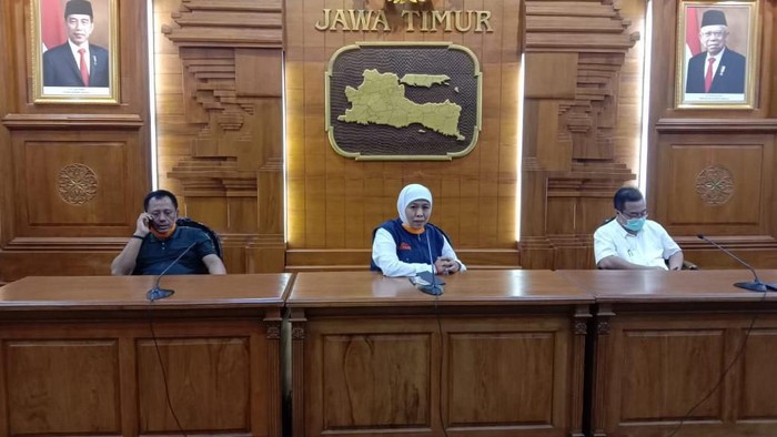 Gubernur Jawa Timur Khofifah  jumpa pers di grahadi