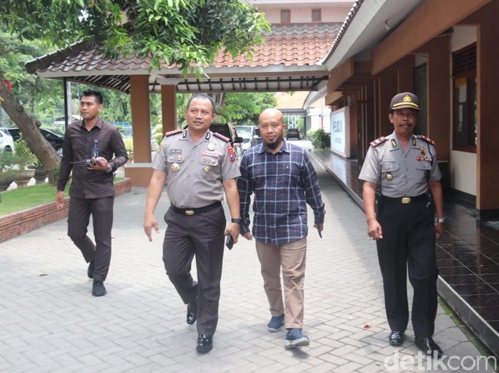 Satgas Pangan Banyuwangi memantau distribusi dan ketersediaan bahan pangan di pasar. Itu mencegah penimbunan dan aksi borong akibat mewabahnya corona.