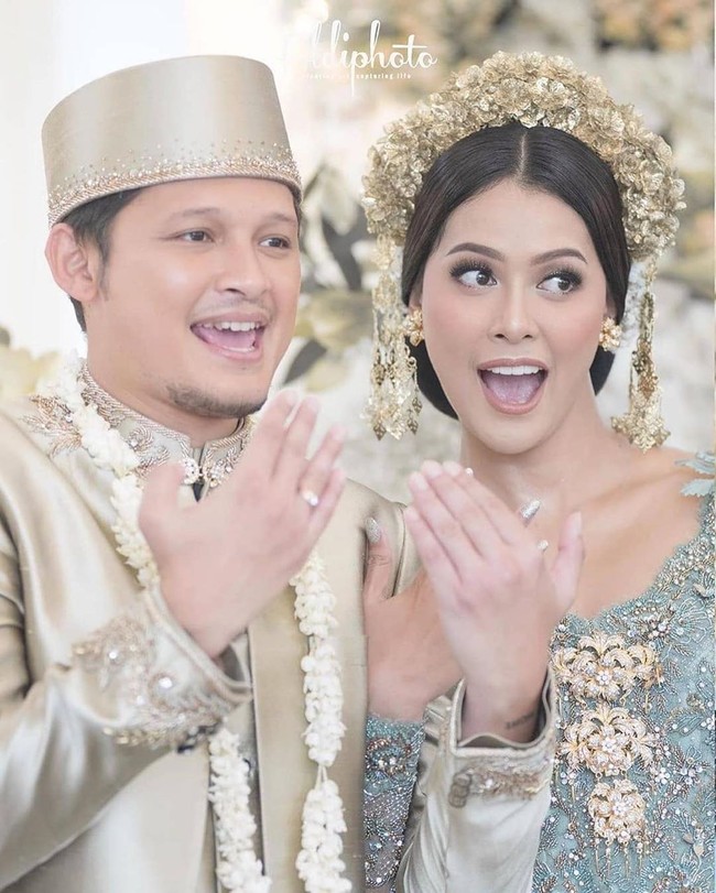 Puteri Indonesia 2017 ini tampil cantik mengenakan kebaya hijau pastel rancangan Vera Kebaya. Taburan payet serta kristal yang memenuhi busana membuat penampilannya terkesan mewah tapi tak berlebihan. Foto: Instagram/@hepidavid, @aldiphoto, @mozawahyu