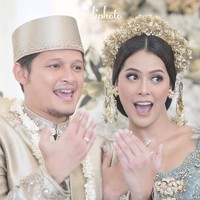 Puteri Indonesia 2017 ini tampil cantik mengenakan kebaya hijau pastel rancangan Vera Kebaya. Taburan payet serta kristal yang memenuhi busana membuat penampilannya terkesan mewah tapi tak berlebihan. Foto: Instagram/@hepidavid, @aldiphoto, @mozawahyu