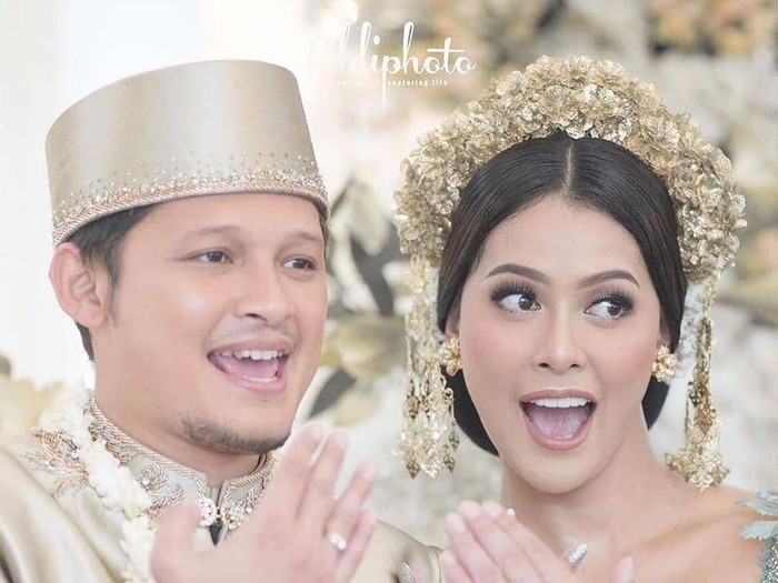 Bunga Jelitha Ibrani Menikah Bunga Jelitha Ibrani dan Syamsir alam menikah di tengah pandemi corona.