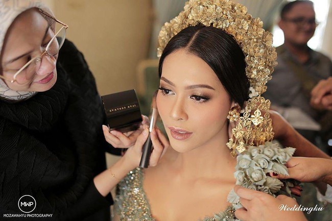 Pulasan makeup nude bernuansa mauve dari tangan kreatif makeup artist Hepi Herviani Wattimena membuat wajah wanita 28 tahun ini terlihat lebih segar. Foto: Instagram/@hepidavid, @aldiphoto, @mozawahyu