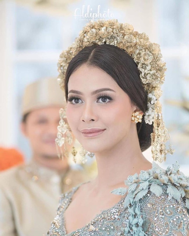 Sanggul sederhana untuk tampilan lebih anggun dikreasikan hair stylist Woko S yang dipercantik headpiece rancangan Rinaldy A Yunardi. Foto: Instagram/@hepidavid, @aldiphoto, @mozawahyu