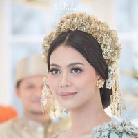 Sanggul sederhana untuk tampilan lebih anggun dikreasikan hair stylist Woko S yang dipercantik headpiece rancangan Rinaldy A Yunardi. Foto: Instagram/@hepidavid, @aldiphoto, @mozawahyu