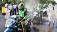 Sebagai salah satu pencegahan virus corona atau Covid-19, penyemprotan disinfektan terus dilakukan di berbagai tempat  fasum fasos dan ruang publik lainnya di Jatim. Ratusan driver ojol disemprot disinfektan oleh tim BPBD di depan Gedung Negara Grahadi, Jalan Gubernur Suryo, Surabaya.