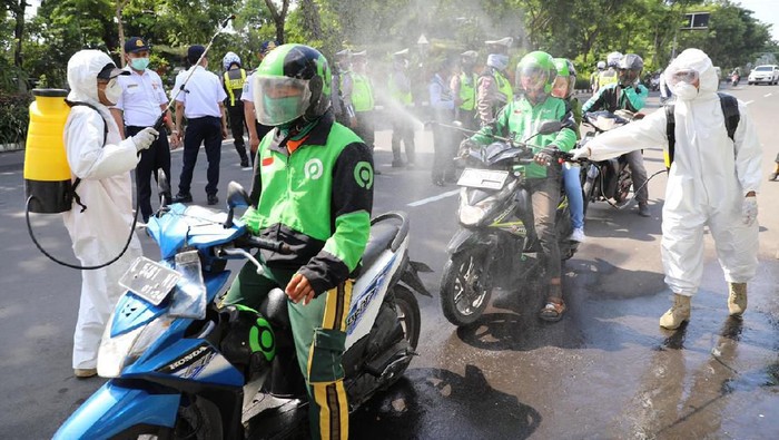 Disinfeksi Corona di Surabaya Sasar Para Pengemudi Ojol Sebagai salah satu pencegahan virus Corona, penyemprotan disinfektan terus dilakukan. Di Surabaya operasi disinfeksi menyasar para pengemudi ojol.