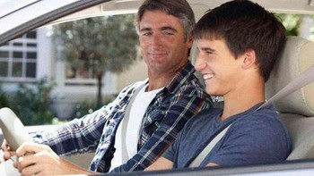 Nama si adik Paris karena semasa hamil orang tuanya sedang di Paris. Si kakak minta adiknya dikarantina karena takut membawa virus corona dari sana. Foto: via Bored Panda