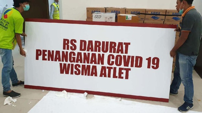 Wisma atlet Kemayoran akan dipakai menjadi rumah sakit (RS) untuk pasien corona (covid-19). Berbagai peralatan mulai dipasang.