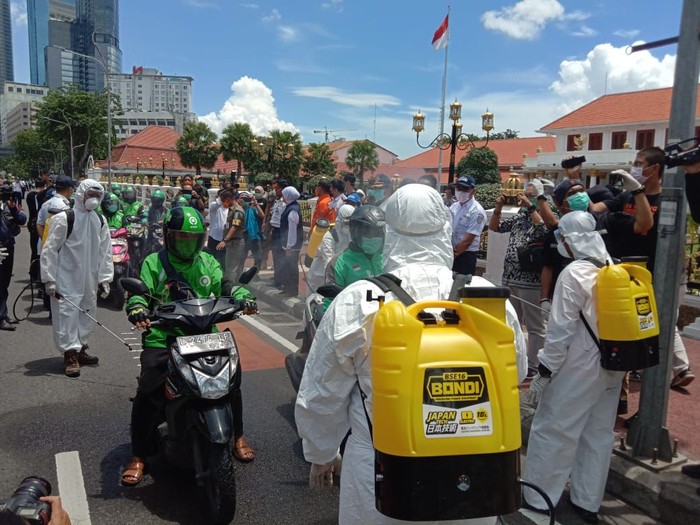 ratusan ojol disemprot disinfektan