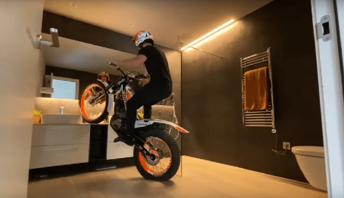 Pebalap motor trial trabasan di dalam rumah Pebalap motor trial trabasan di dalam rumah
