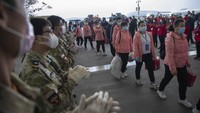 Para petugas medis disambut tepuk tangan dari orang-orang yang berada di area Bandara Internasional Wuhan Tianhe jelang keberangkatan mereka untuk kembali ke daerah asal masing-masing usai bertugas merawat para pasien virus Corona di Wuhan, China. Tepuk tangan yang dilakukan oleh orang-orang di bandara tersebut sebagai bentuk apresiasi dan ucapan terima kasih kepada para petugas medis yang berjibaku menangani para pasien COVID-19. Ke Hao/Xinhua via AP