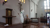 Selain itu, penyemprotan juga dilakukan di Gereja Santo Ignatius, Cimahi.