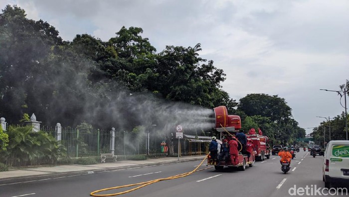 Ruas jalan protokol Sudirman-Thamrin menjadi salah satu lokasi yang disemprot disinfektan, Minggu (23/3). Selama proses penyemprotan, akses jalan bakal ditutup.