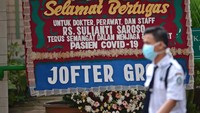 Puluhan kiriman karangan bunga dari masyarakat terpasang sejak Jumat (20/3) berisi doa untuk tenaga medis agar terus sehat selama menangani pasien terinfeksi COVID-19 di Indonesia.