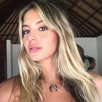 “Itu membuat saya sangat marah, cukup sulit untuk hamil, mencoba menerima tubuh Anda dan keadaannya, terutama menjelang akhir, dan Anda seperti berukuran kapal. Ini semua tentang memberdayakan perempuan,“ ungkap Sarah. Foto: Instagram/@sarahkohan