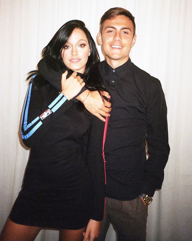 Oriana Sabatini dan Paulo Dybala diketahui pacaran setelah mereka terlihat makan siang bersama dengan beberapa teman pada Juli 2018. Hubungan keduanya hingga kini langgeng dan selalu mesra. Foto: Dok. Instagram