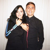 Oriana Sabatini dan Paulo Dybala diketahui pacaran setelah mereka terlihat makan siang bersama dengan beberapa teman pada Juli 2018. Hubungan keduanya hingga kini langgeng dan selalu mesra. Foto: Dok. Instagram