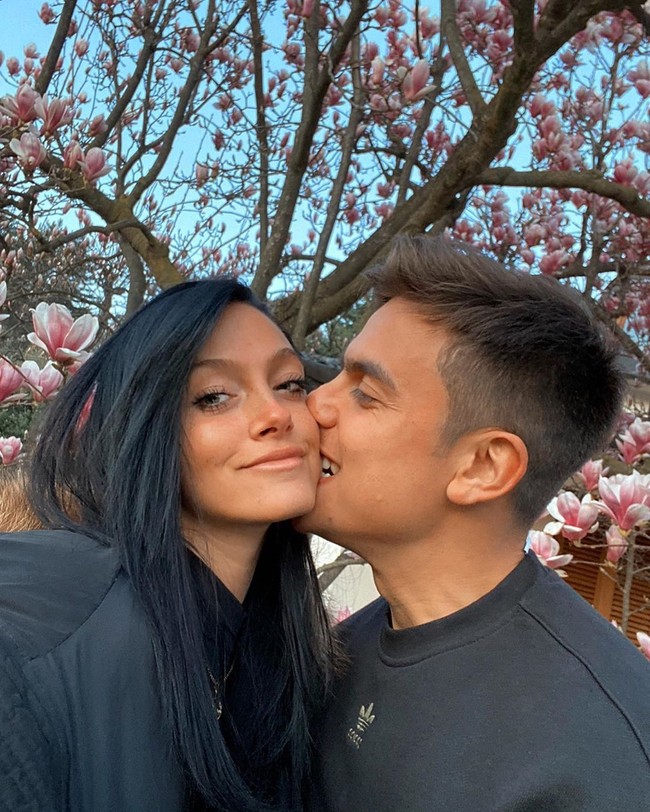 Paulo Dybala yang merupakan penyerang Juventus itu menyampaikan kabar bahwa dia dan kekasihnya Oriana Sabatini terinfeksi virus Corona melalui akun Instagramnya Minggu (22/3/2020). Foto: Dok. Instagram