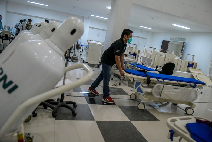 Petugas mempersiapkan alat medis di RS Darurat Covid-19, kompleks Wisma Atlet di Kemayoran, Jakarta, Minggu (22/3/2020). Pemerintah menyiapkan 2.500 kamar tidur di tower enam dan tujuh Wisma Atlet yang digunakan sebagai RS Darurat Covid-19 untuk penanganan pasien Covid-19. ANTARA FOTO/Galih Pradipta/foc.