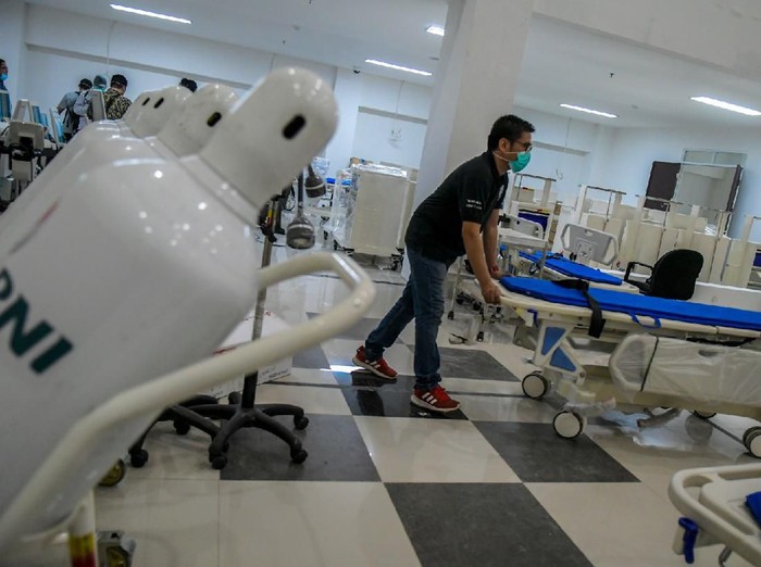 Petugas mempersiapkan alat medis di RS Darurat Covid-19, kompleks Wisma Atlet di Kemayoran, Jakarta, Minggu (22/3/2020). Pemerintah menyiapkan 2.500 kamar tidur di tower enam dan tujuh Wisma Atlet yang digunakan sebagai RS Darurat Covid-19 untuk penanganan pasien Covid-19. ANTARA FOTO/Galih Pradipta/foc.