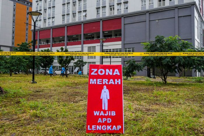 PERSIAPAN RS DARURAT COVID-19 DI WISMA ATLET Petugas mempersiapkan alat medis di RS Darurat Covid-19, kompleks Wisma Atlet di Kemayoran, Jakarta, Minggu (22/3/2020). Pemerintah menyiapkan 2.500 kamar tidur di tower enam dan tujuh Wisma Atlet yang digunakan sebagai RS Darurat Covid-19 untuk penanganan pasien Covid-19. ANTARA FOTO/Galih Pradipta/foc.