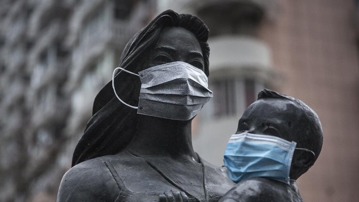Makser Virus Corona WUHAN, CHINA - FEBRUARY 10: A protective mask is seen on a statue outside a street on February 10, 2020 in Wuhan, China. Flights, trains and public transport including buses, subway and ferry services have been closed for the nineteenth day. The number of those who have died from the Wuhan coronavirus, known as 2019-nCoV, in China climbed to 909. (Photo by Stringer/Getty Images)