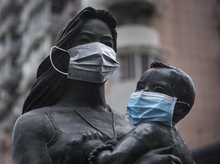 WUHAN, CHINA - FEBRUARY 10:  A protective mask is seen on a statue outside a street on February 10, 2020 in Wuhan, China. Flights, trains and public transport including buses, subway and ferry services have been closed for the nineteenth day. The number of those who have died from the Wuhan coronavirus, known as 2019-nCoV, in China climbed to 909.  (Photo by Stringer/Getty Images)