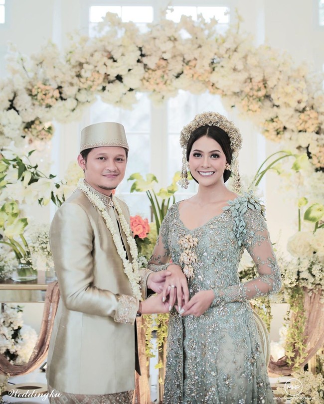 Puteri Indonesia 2017 Bunga Jelitha Ibrani dan pesepakbola Syamsir Alam melangsungkan pernikahan di tengah pandemi virus Corona pada 21 Maret 2020. Bunga tampil cantik mengenakan kebaya hijau pastel rancangan Vera Kebaya. Taburan payet serta kristal yang memenuhi busana membuat penampilannya terkesan mewah tapi tak berlebihan. Foto: Instagram/@hepidavid, @aldiphoto, @mozawahyu