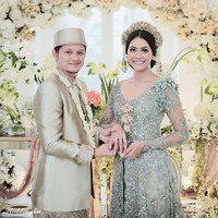 Puteri Indonesia 2017 Bunga Jelitha Ibrani dan pesepakbola Syamsir Alam melangsungkan pernikahan di tengah pandemi virus Corona pada 21 Maret 2020. Bunga tampil cantik mengenakan kebaya hijau pastel rancangan Vera Kebaya. Taburan payet serta kristal yang memenuhi busana membuat penampilannya terkesan mewah tapi tak berlebihan. Foto: Instagram/@hepidavid, @aldiphoto, @mozawahyu