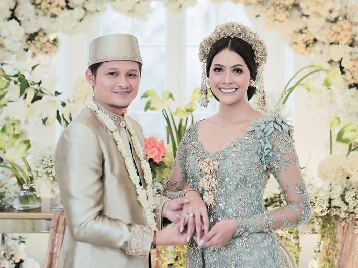 Bunga Jelitha Ibrani Menikah Bunga Jelitha Ibrani dan Syamsir alam menikah di tengah pandemi corona.