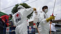 Di antara riuhnya pemberitaan tentang penanganan virus corona, ada mereka yang berdiri di garis depan sama halnya dengan petugas medis seperti dokter dan perawat yang siaga di rumah sakit. Mereka adalah para relawan PMI yang bertugas di garis depan mencegah penyebaran virus corona.