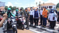 Untuk memastikan penyemprotan disinfektan terhadap Ojol dapat berjalan dengan lancar, Gubernur Jawa Timur Khofifah Indar Parawansa memantau langsung di depan Gedung Negara Grahadi Surabaya.