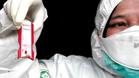 Petugas juga menunjukkan hasil tes cepat (rapid test) pendektesian COVID-19 kepada orang dalam pengawasan (ODP) di Bogor, Jawa Barat, Minggu (22/3/2020).