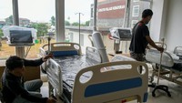 Untuk diketahui, RS ini sudah mulai beroperasi pada 23 Maret 2020, tepatnya pada pukul 17.30 WIB. RS Darurat Wisma Atlet ini hanya dikhususkan untuk pasien terpapar Corona dengan kategori ringan sampai sedang. Sementara itu, pasien dengan kategori berat akan dirujuk ke RS khusus penanganan Corona. ANTARA FOTO/GALIH PRADIPTA.