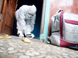 Danrem 061 Naik Motor Pengangkut Sampah Imbau Warga Diam di Rumah