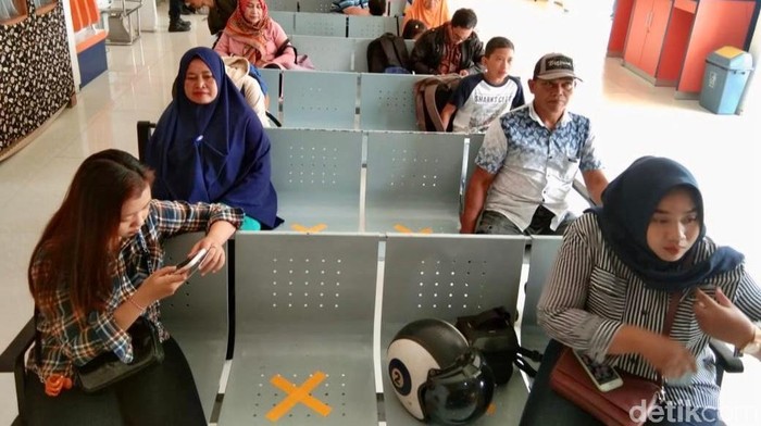 PT KAI Daop 9 Jember menerapkan kebijakan social distancing antar penumpang di area stasiun dan selama dalam perjalanan. Jarak antar penumpang di stasiun kurang lebih 1 meter.