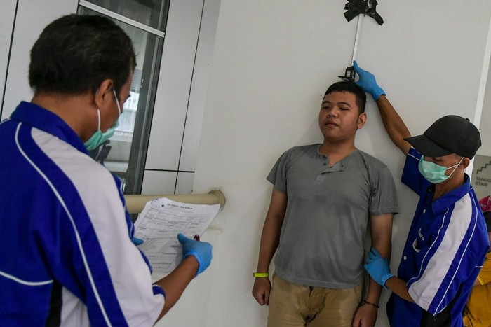 PENDAFTARAN RELAWAN GUGUS TUGAS COVID-19 Sejumlah calon relawan mengantre untuk melakukan tes kesehatan di kompleks Wisma Atlet di Kemayoran, Jakarta, Minggu (22/3/2020). Kementerian BUMN mencari Relawan Gugus Tugas Penanganan Covid-19 yang memiliki tugas untuk membantu bidang logistik dan operasional penanganan Covid-19. ANTARA FOTO/Galih Pradipta/foc.
